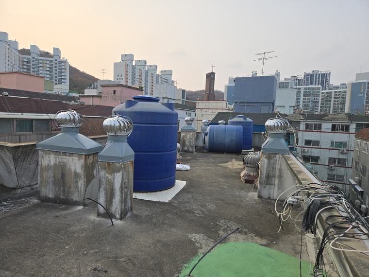 옥상 무동력 환기구 여러 대 설치